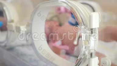新生儿科理念，新生儿宝宝由医生新生儿科医生和护士护理.. 小身体上的医疗器械.. 劳动